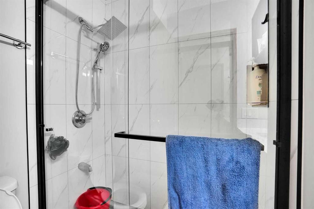 28 Martinridge Road Ne, Calgary, AB - Indoor Photo Showing Bathroom