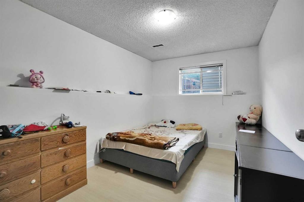 28 Martinridge Road Ne, Calgary, AB - Indoor Photo Showing Bedroom