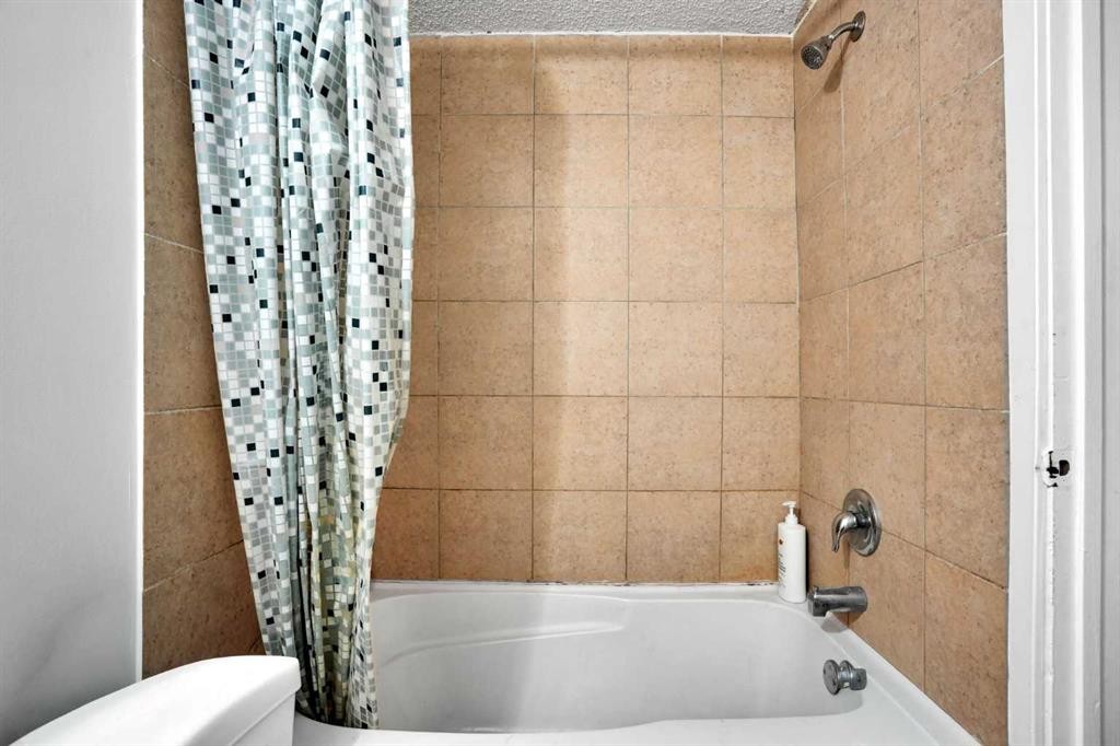 28 Martinridge Road Ne, Calgary, AB - Indoor Photo Showing Bathroom
