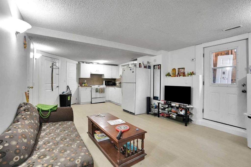28 Martinridge Road Ne, Calgary, AB - Indoor