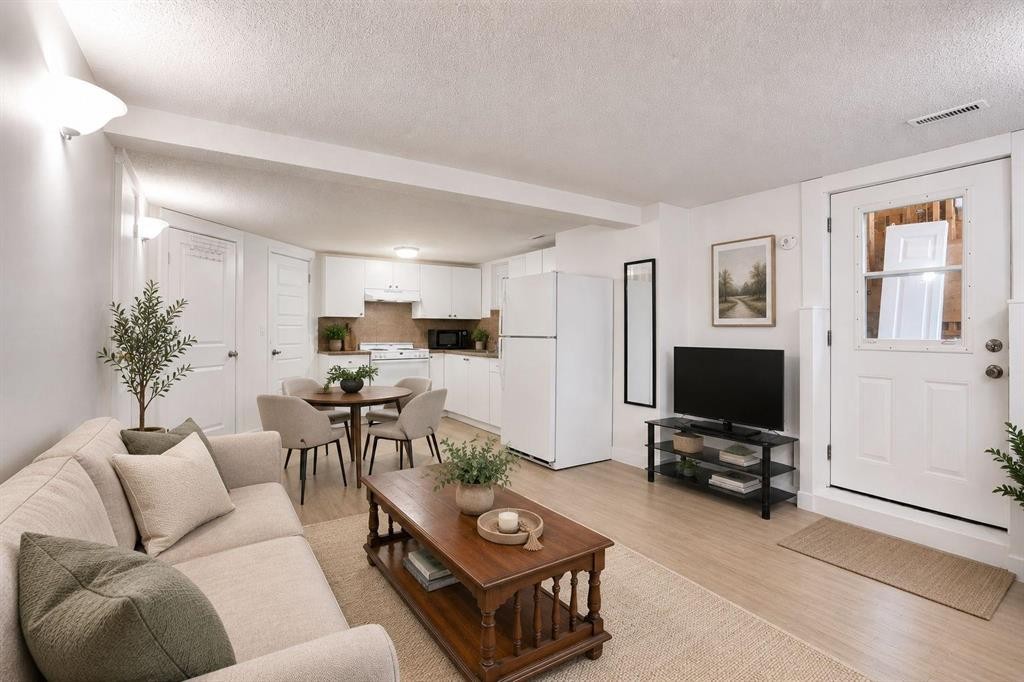 28 Martinridge Road Ne, Calgary, AB - Indoor Photo Showing Living Room
