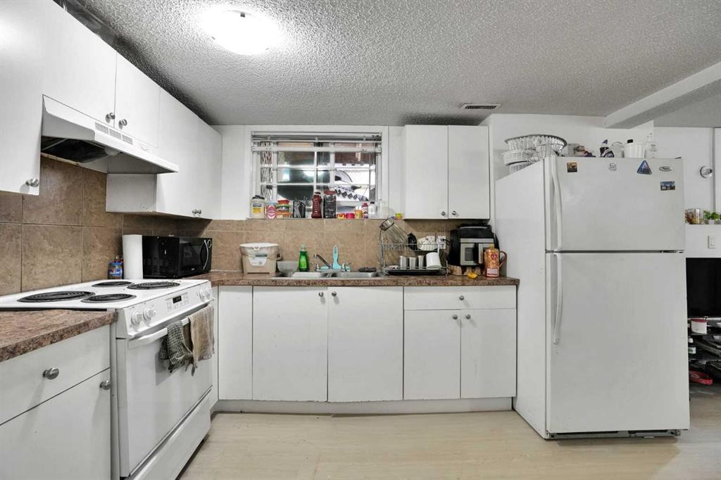 28 Martinridge Road Ne, Calgary, AB - Indoor Photo Showing Kitchen With Double Sink