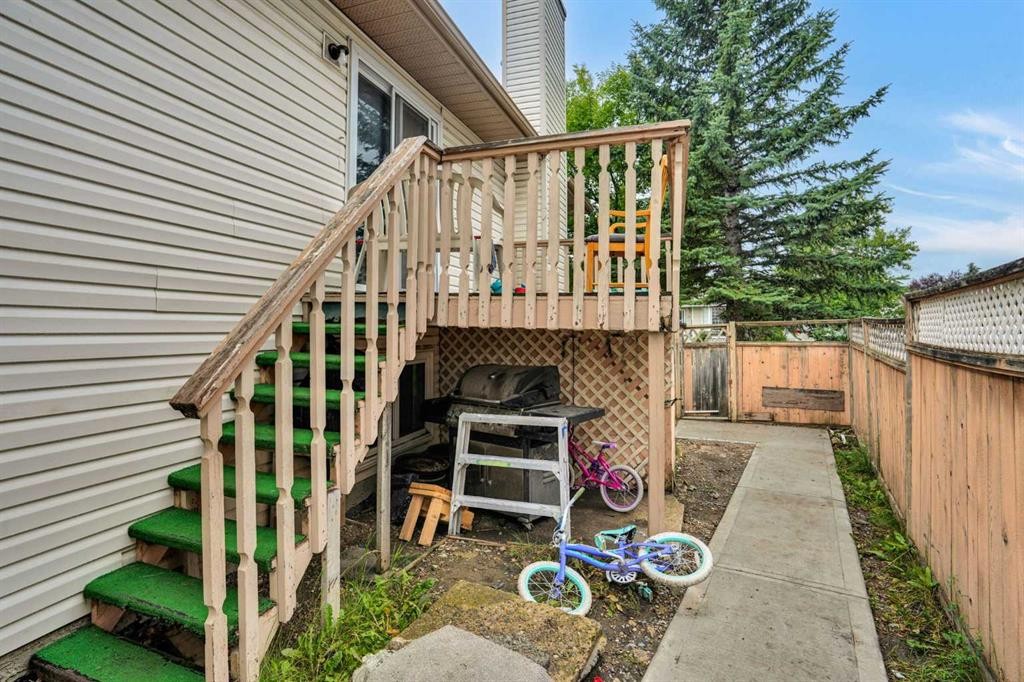 28 Martinridge Road Ne, Calgary, AB - Outdoor