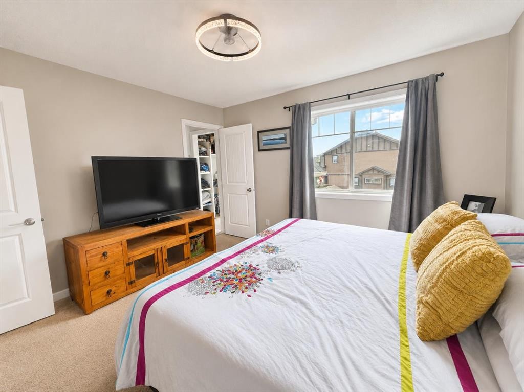 12 Fireside Bend, Cochrane, AB - Indoor Photo Showing Bedroom