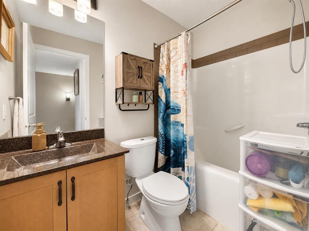 12 Fireside Bend, Cochrane, AB - Indoor Photo Showing Bathroom