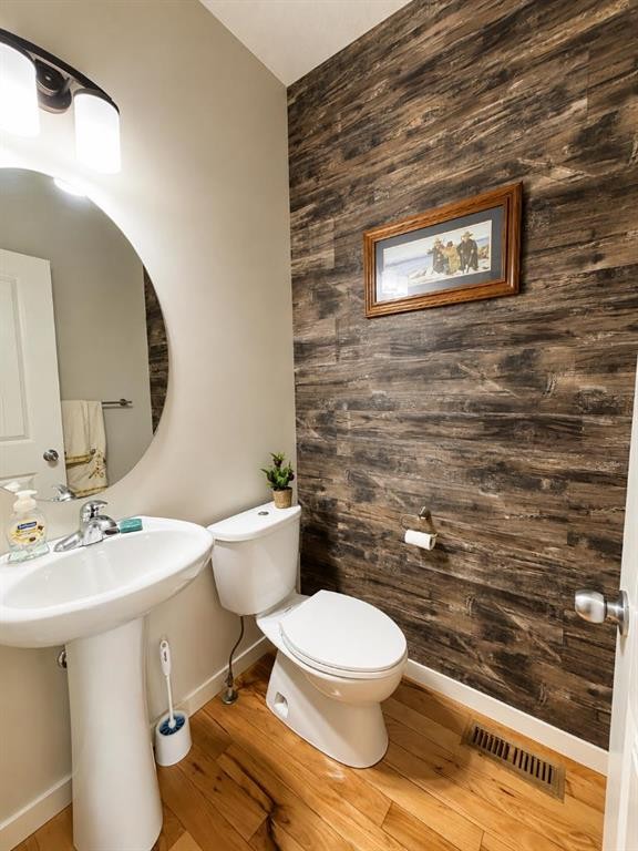 12 Fireside Bend, Cochrane, AB - Indoor Photo Showing Bathroom