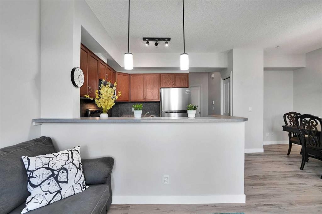 5-148 Rockyledge View Nw, Calgary, AB - Indoor Photo Showing Kitchen