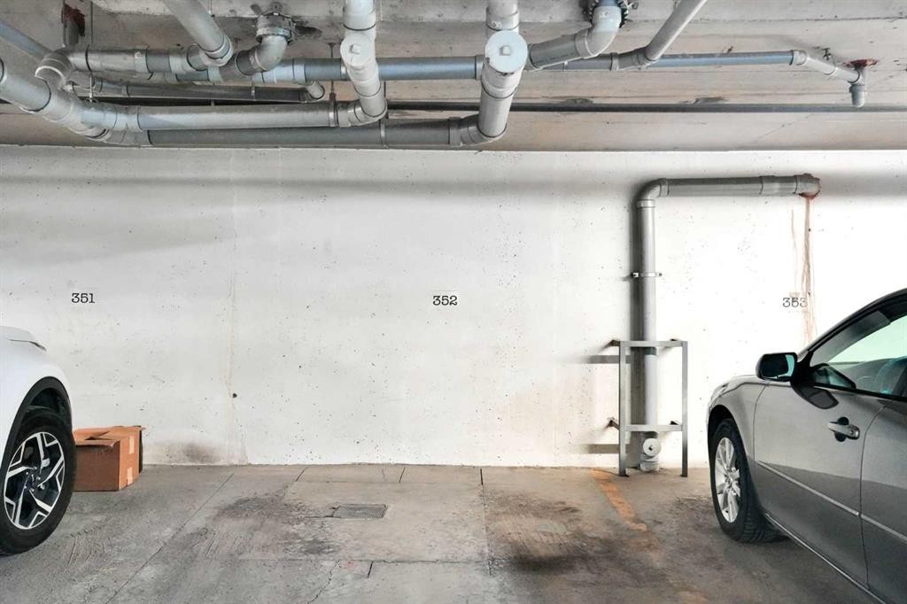 5-148 Rockyledge View Nw, Calgary, AB - Indoor Photo Showing Garage