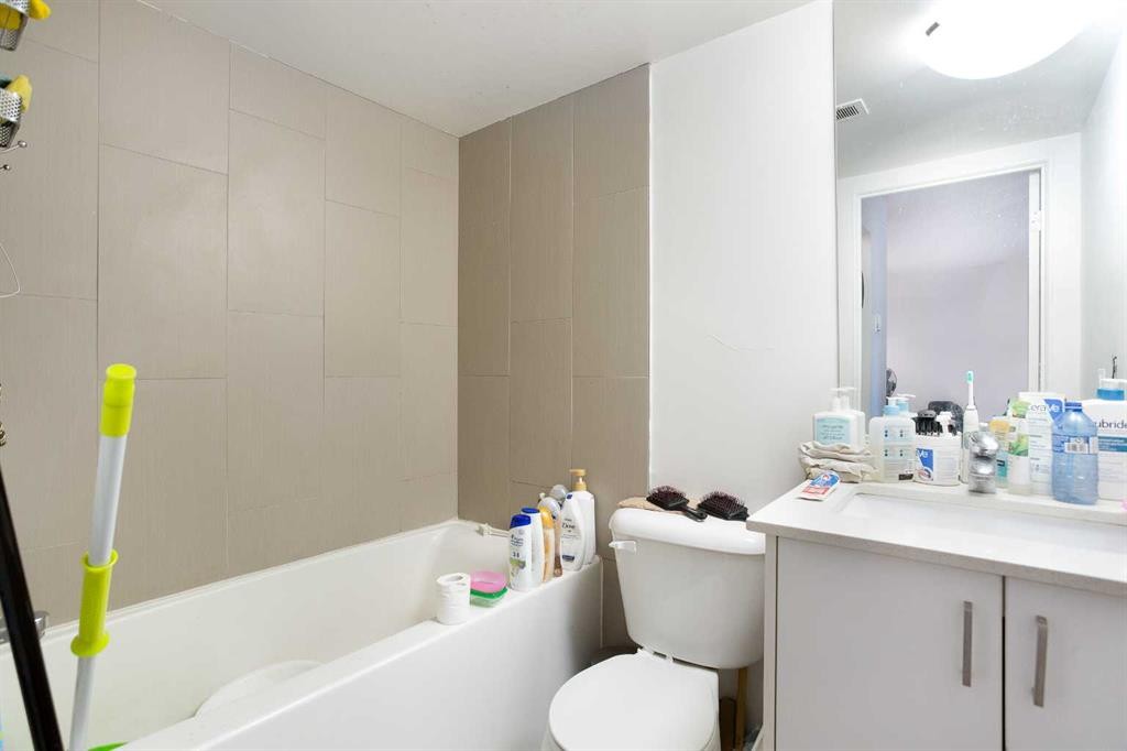 2C-515 17 Avenue Sw, Calgary, AB - Indoor Photo Showing Bathroom