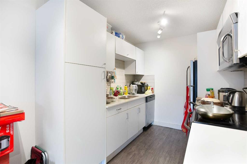2C-515 17 Avenue Sw, Calgary, AB - Indoor Photo Showing Kitchen With Double Sink
