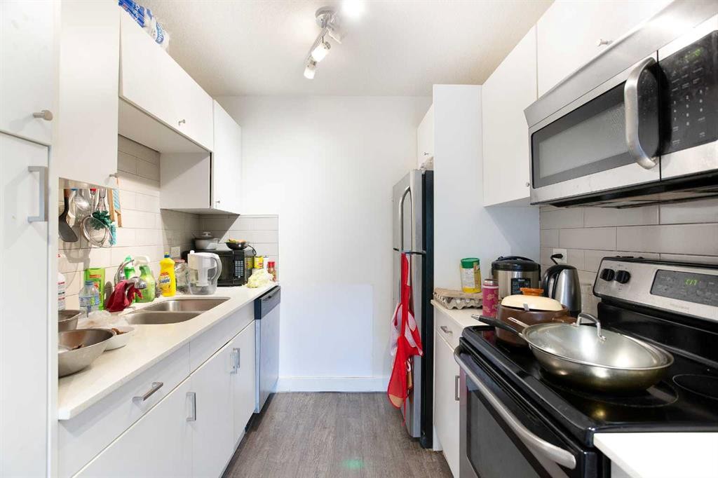 2C-515 17 Avenue Sw, Calgary, AB - Indoor Photo Showing Kitchen With Double Sink