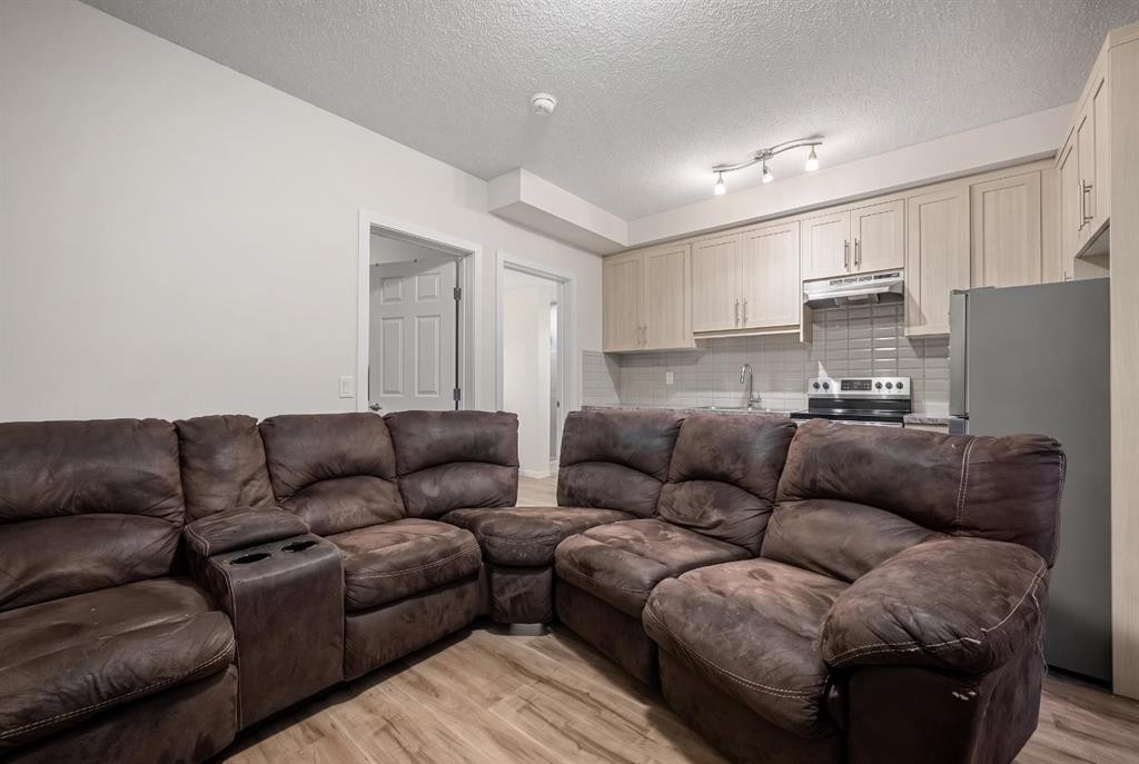 61 Cityline Gate Ne, Calgary, AB - Indoor Photo Showing Living Room