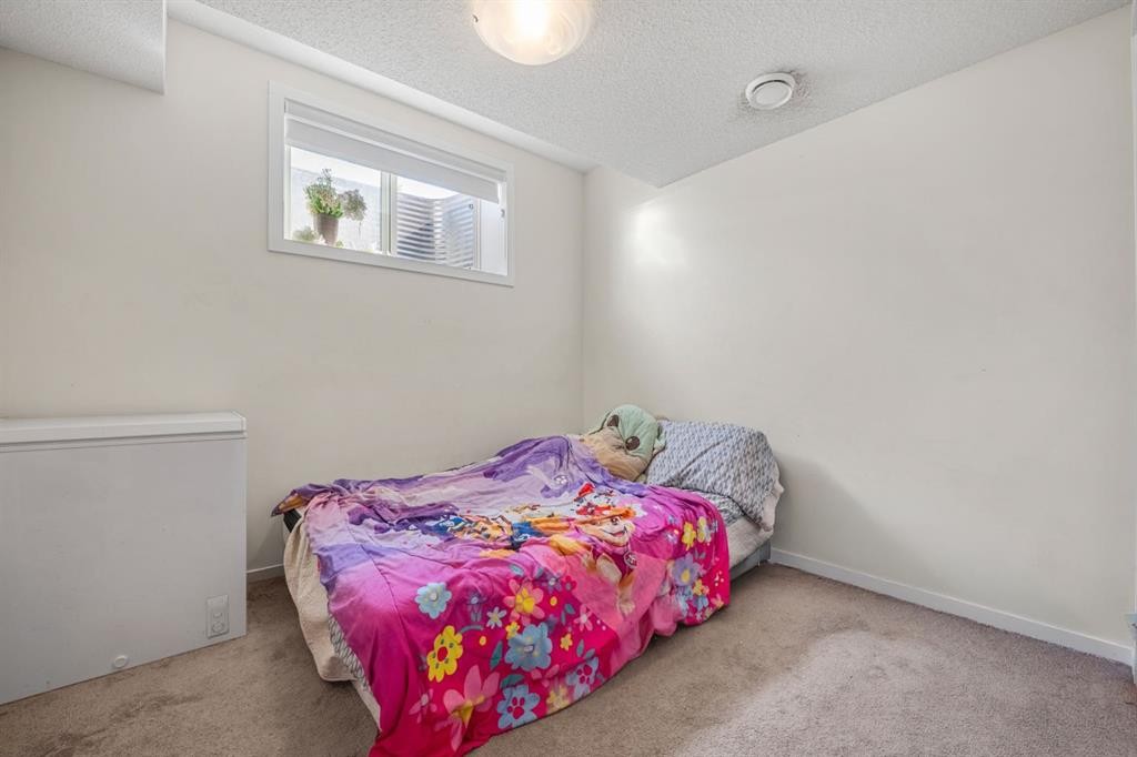61 Cityline Gate Ne, Calgary, AB - Indoor Photo Showing Bedroom