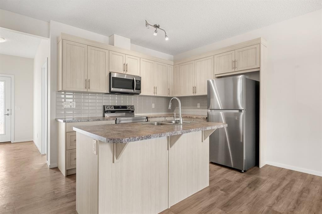 61 Cityline Gate Ne, Calgary, AB - Indoor Photo Showing Kitchen With Double Sink