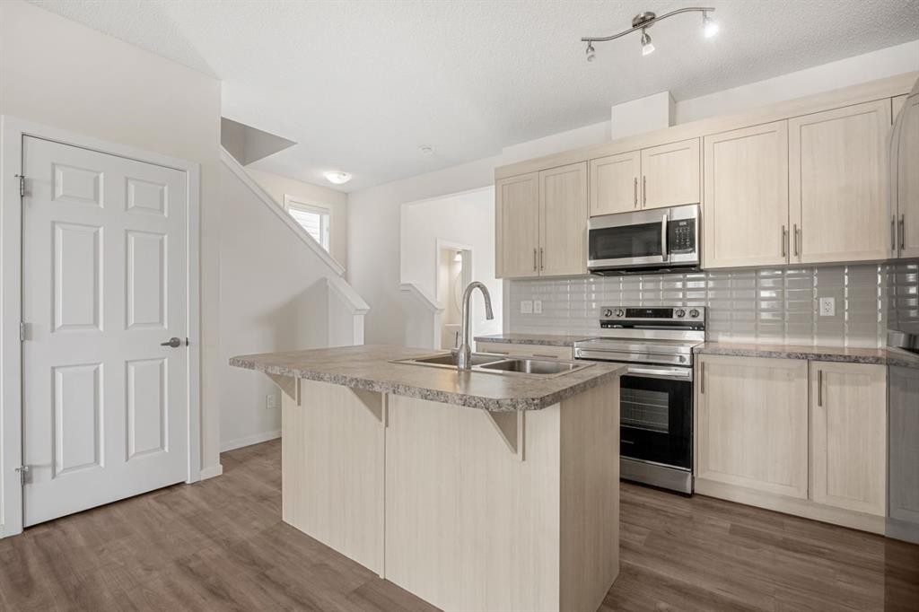 61 Cityline Gate Ne, Calgary, AB - Indoor Photo Showing Kitchen With Double Sink With Upgraded Kitchen