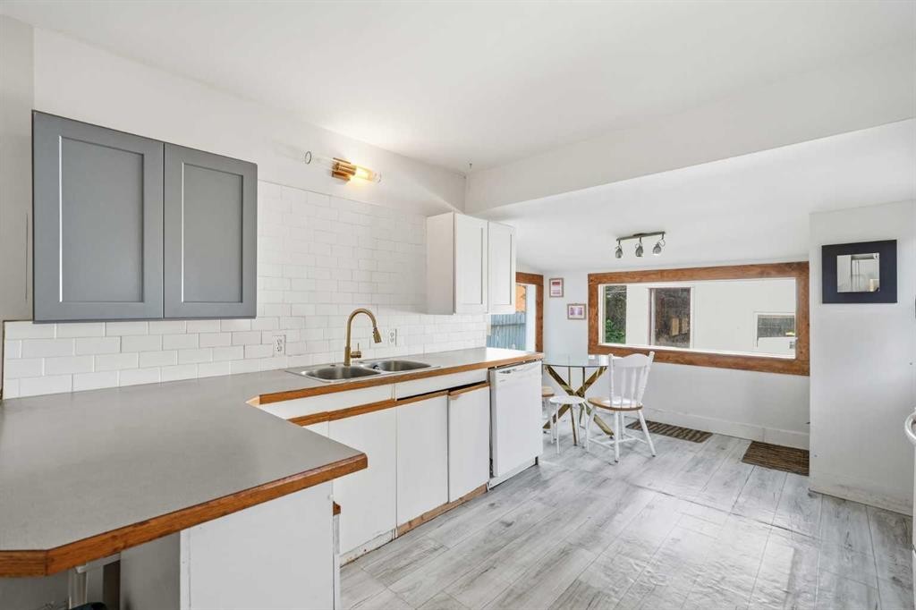 211 7 Street Ne, Calgary, AB - Indoor Photo Showing Kitchen With Double Sink