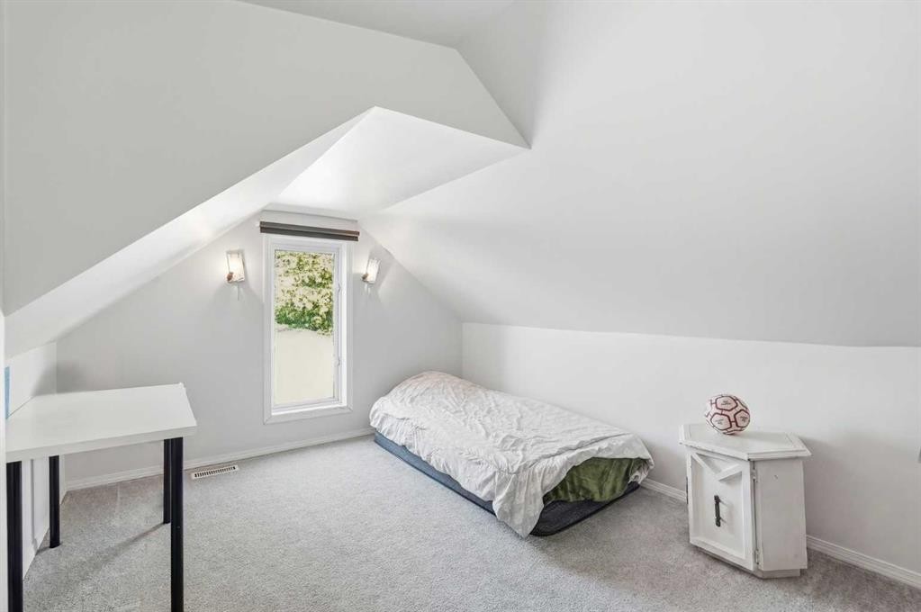 211 7 Street Ne, Calgary, AB - Indoor Photo Showing Bedroom
