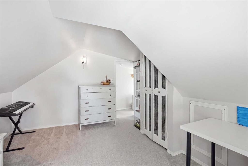 211 7 Street Ne, Calgary, AB - Indoor Photo Showing Other Room