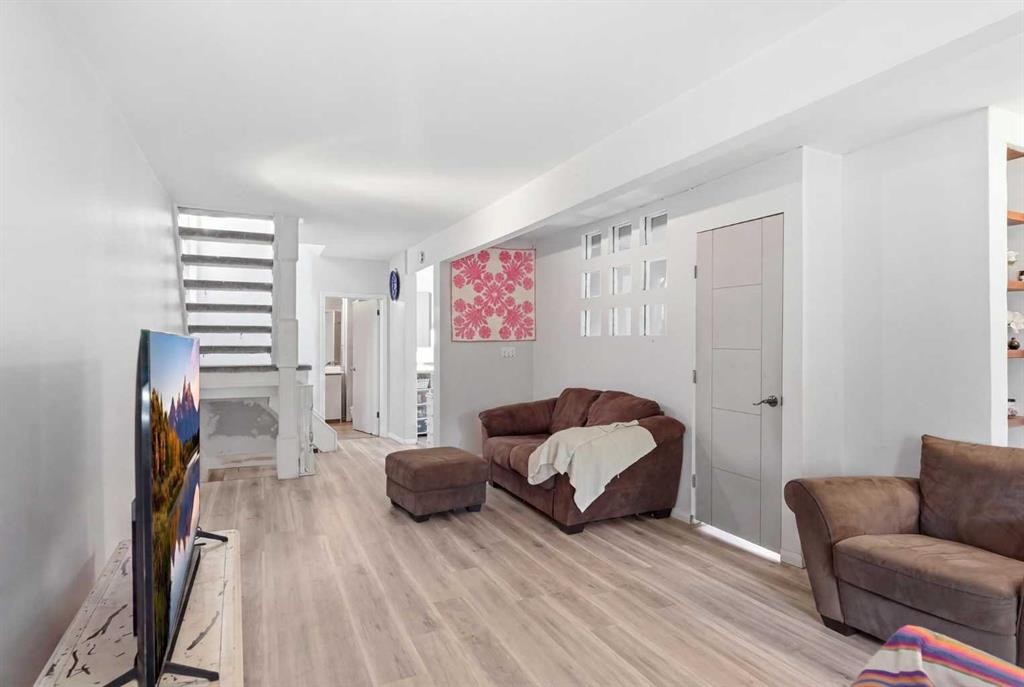 211 7 Street Ne, Calgary, AB - Indoor Photo Showing Living Room