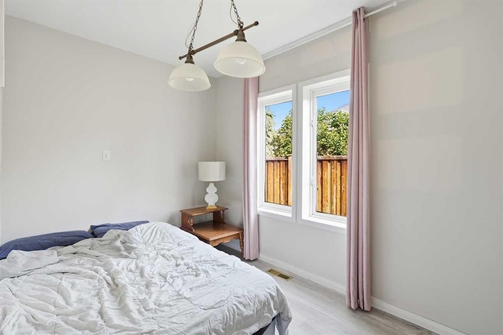 211 7 Street Ne, Calgary, AB - Indoor Photo Showing Bedroom