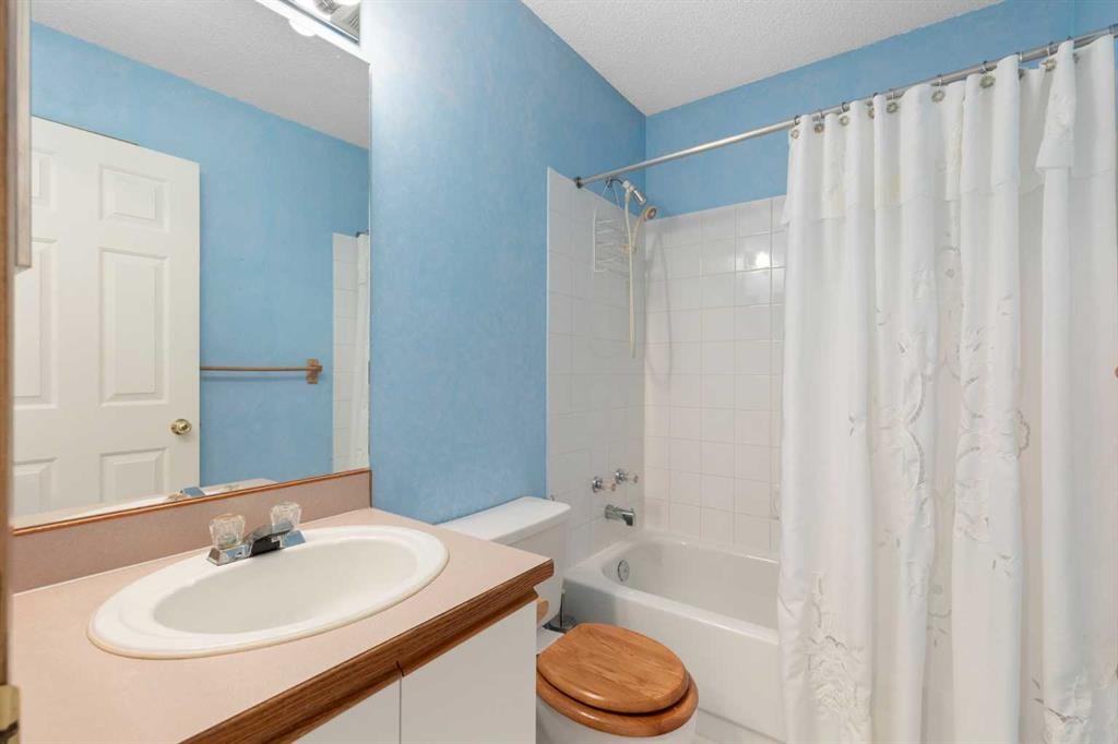 90 Martinridge Crescent Ne, Calgary, AB - Indoor Photo Showing Bathroom