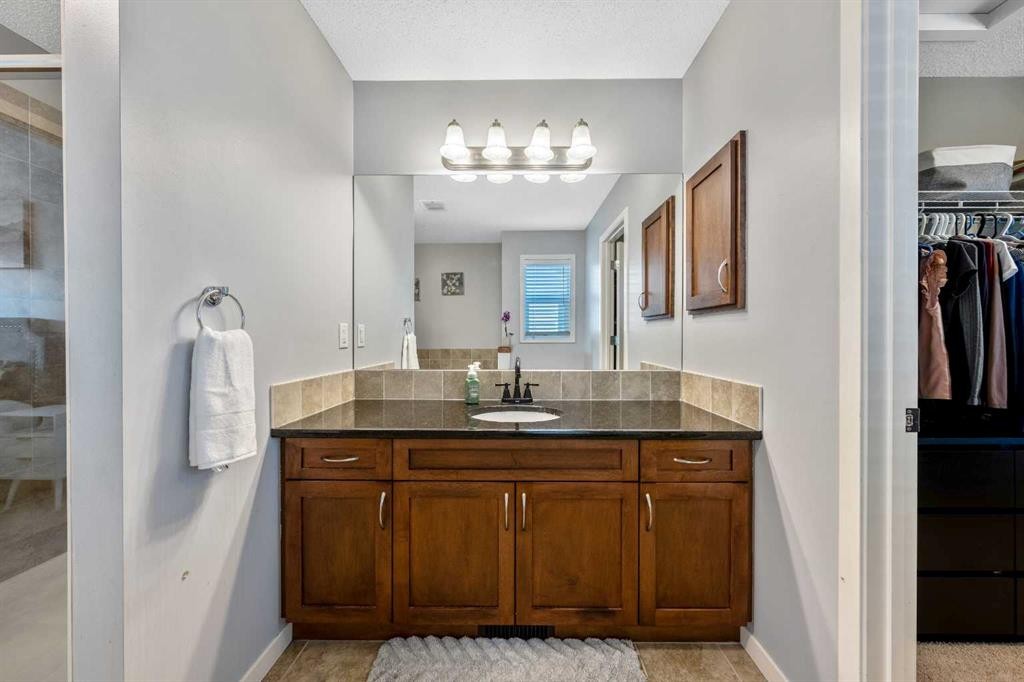 16 Brightoncrest Manor Se, Calgary, AB - Indoor Photo Showing Bathroom