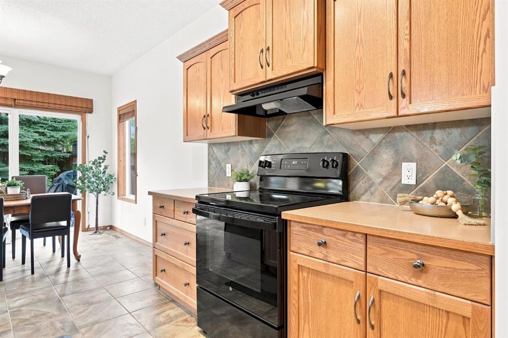 32 Tuscany Ravine Crescent Nw, Calgary, AB - Indoor Photo Showing Kitchen