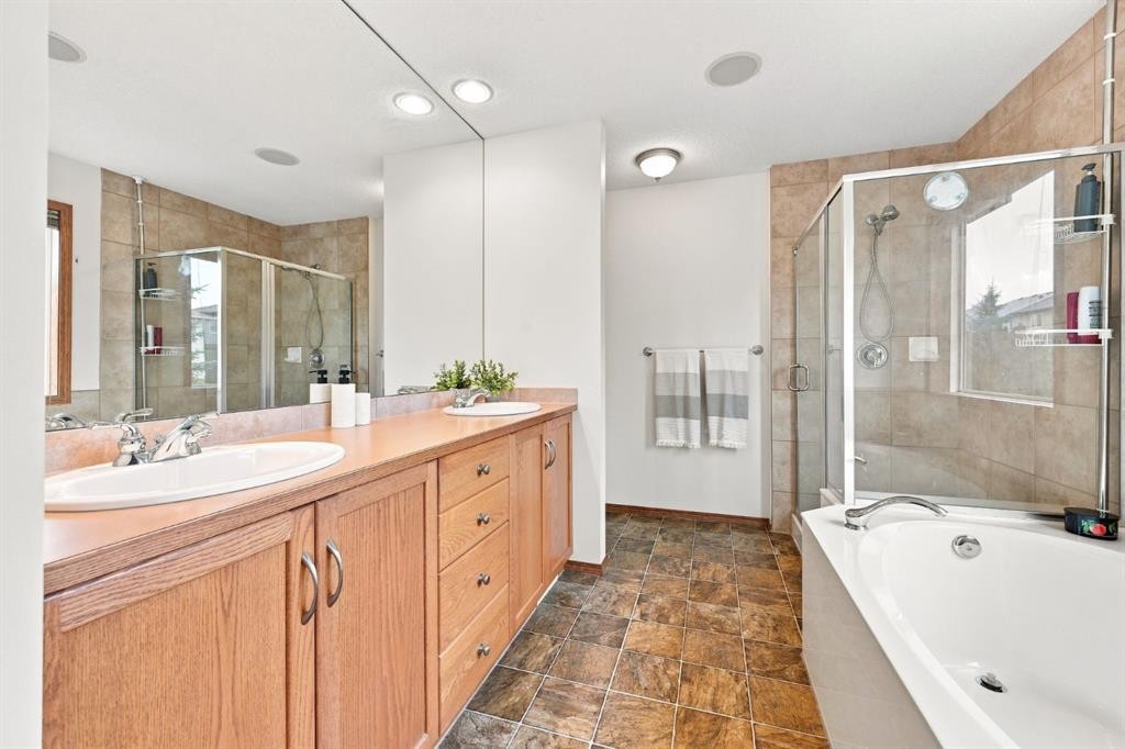 32 Tuscany Ravine Crescent Nw, Calgary, AB - Indoor Photo Showing Bathroom