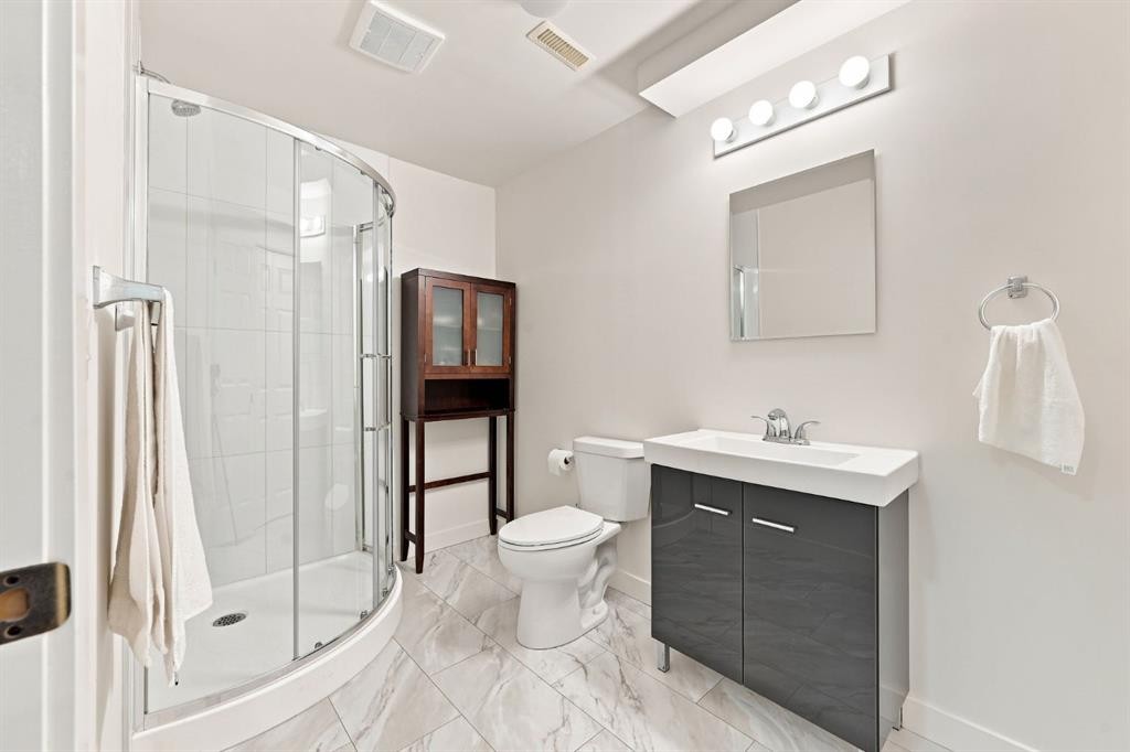 32 Tuscany Ravine Crescent Nw, Calgary, AB - Indoor Photo Showing Bathroom