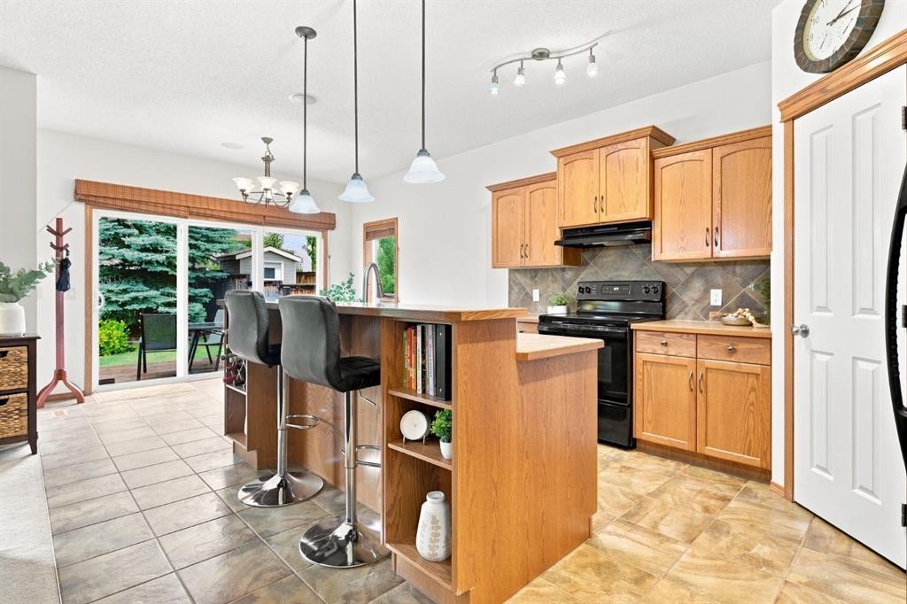 32 Tuscany Ravine Crescent Nw, Calgary, AB - Indoor Photo Showing Kitchen