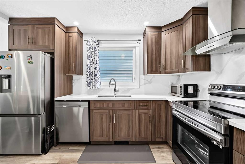 76 Aberfoyle Close Ne, Calgary, AB - Indoor Photo Showing Kitchen With Upgraded Kitchen