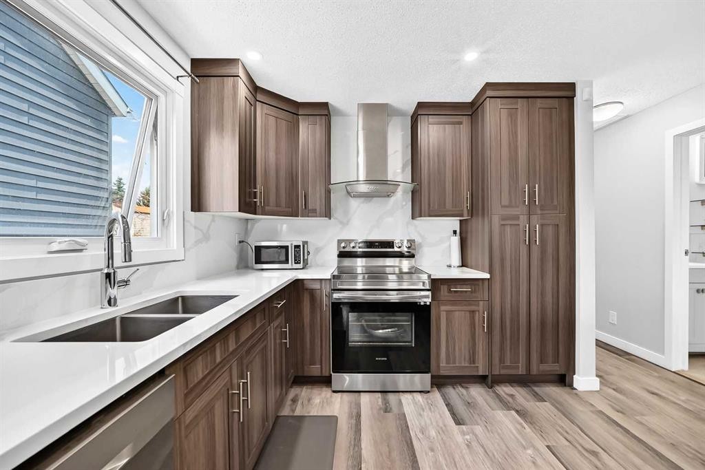 76 Aberfoyle Close Ne, Calgary, AB - Indoor Photo Showing Kitchen With Double Sink