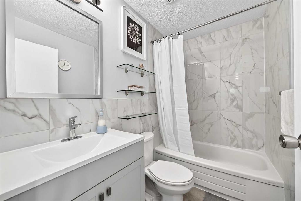 76 Aberfoyle Close Ne, Calgary, AB - Indoor Photo Showing Bathroom