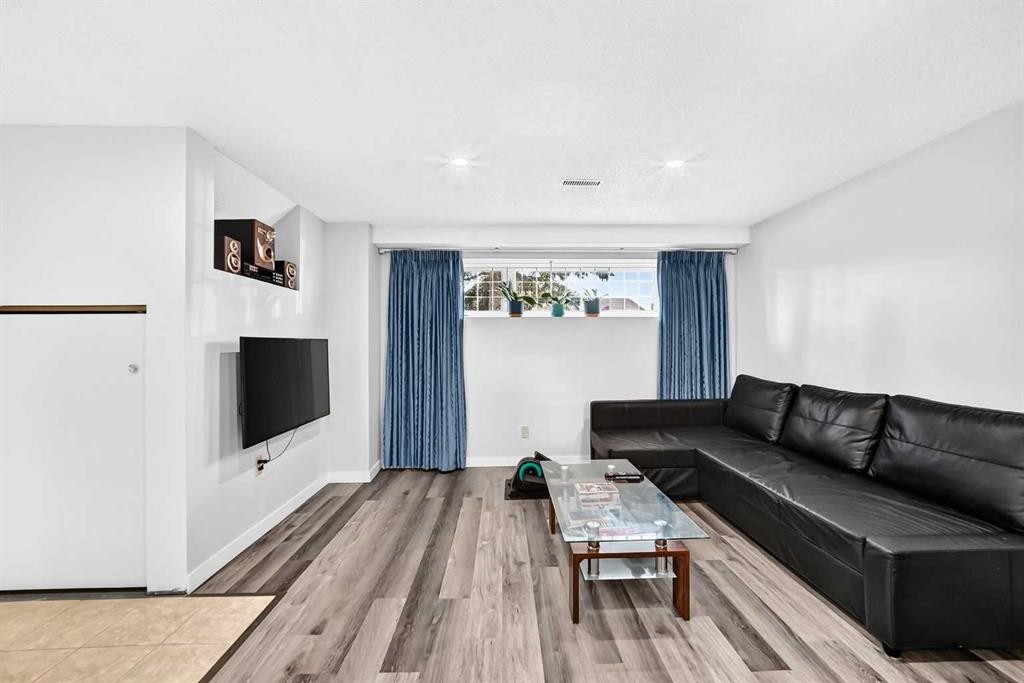 76 Aberfoyle Close Ne, Calgary, AB - Indoor Photo Showing Living Room