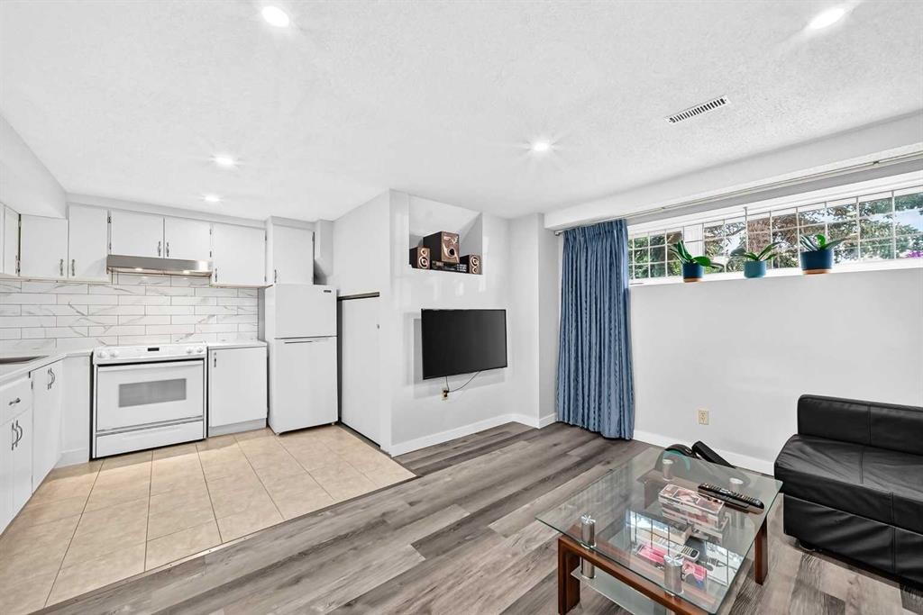 76 Aberfoyle Close Ne, Calgary, AB - Indoor Photo Showing Kitchen