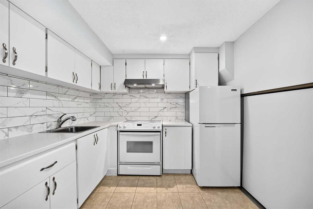76 Aberfoyle Close Ne, Calgary, AB - Indoor Photo Showing Kitchen