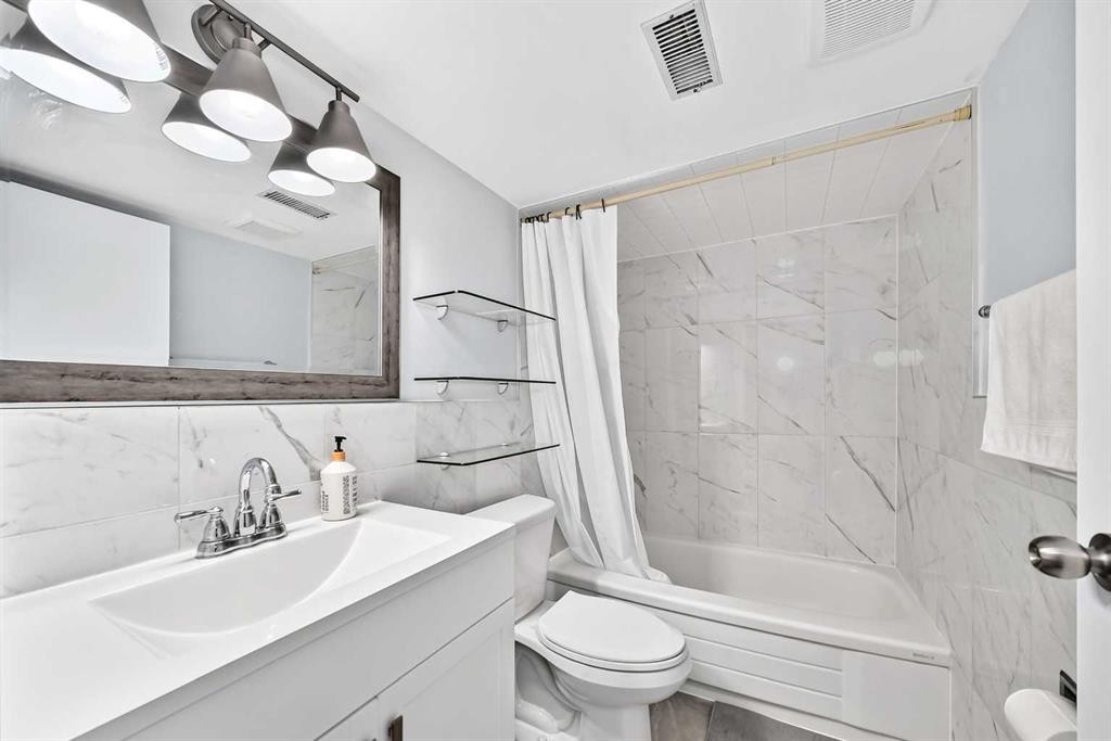 76 Aberfoyle Close Ne, Calgary, AB - Indoor Photo Showing Bathroom