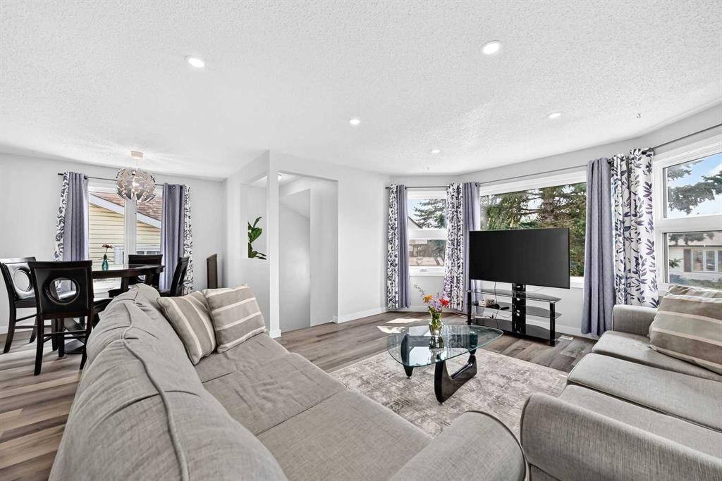 76 Aberfoyle Close Ne, Calgary, AB - Indoor Photo Showing Living Room