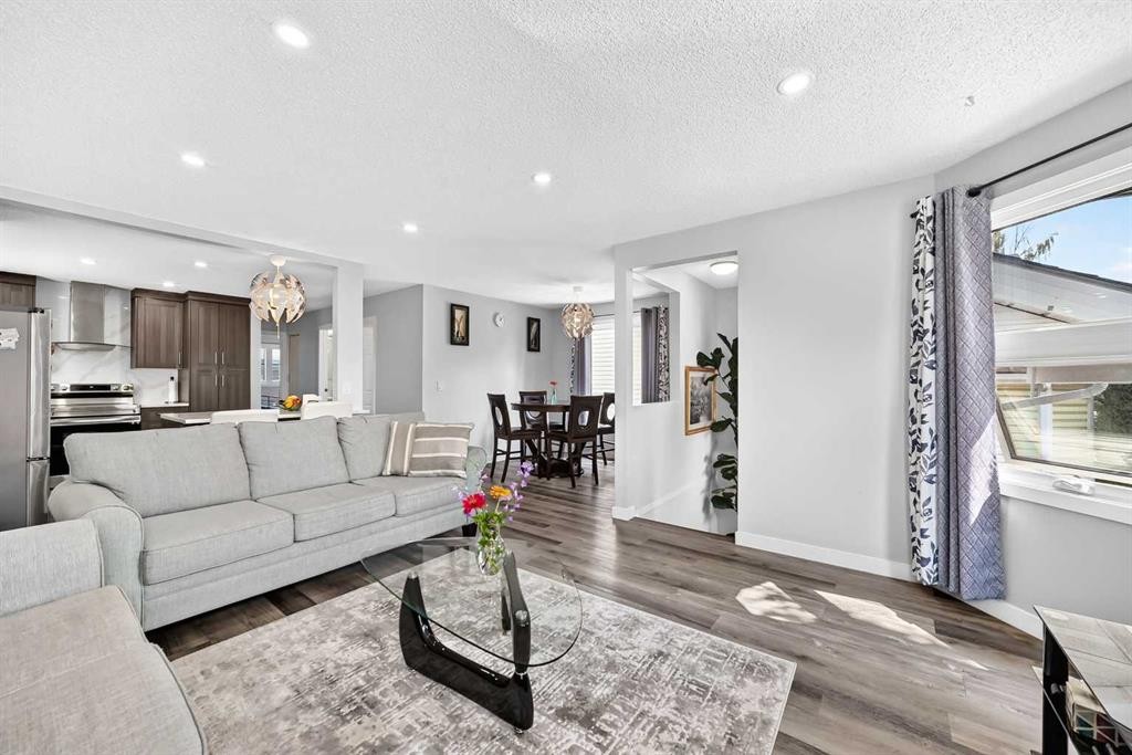 76 Aberfoyle Close Ne, Calgary, AB - Indoor Photo Showing Living Room