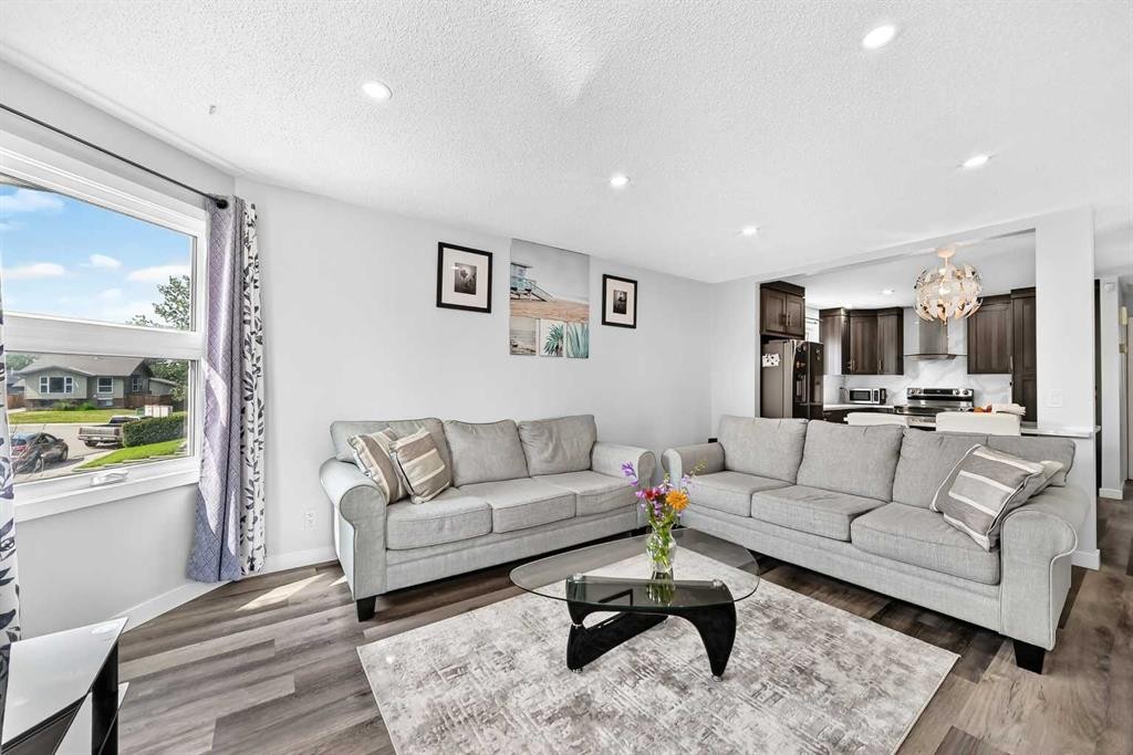 76 Aberfoyle Close Ne, Calgary, AB - Indoor Photo Showing Living Room