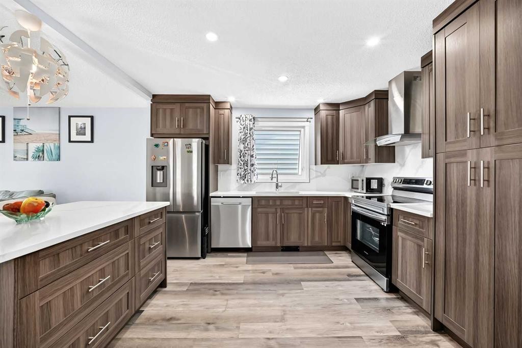 76 Aberfoyle Close Ne, Calgary, AB - Indoor Photo Showing Kitchen