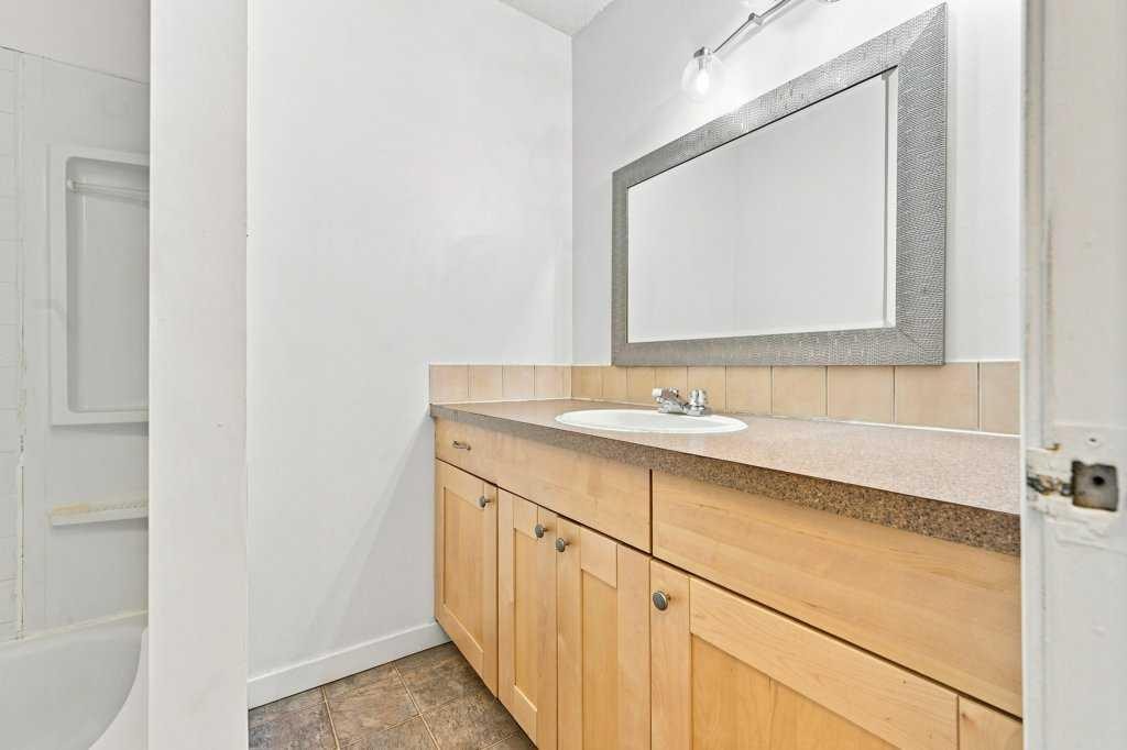 2-7734 Bowness Road Nw, Calgary, AB - Indoor Photo Showing Bathroom