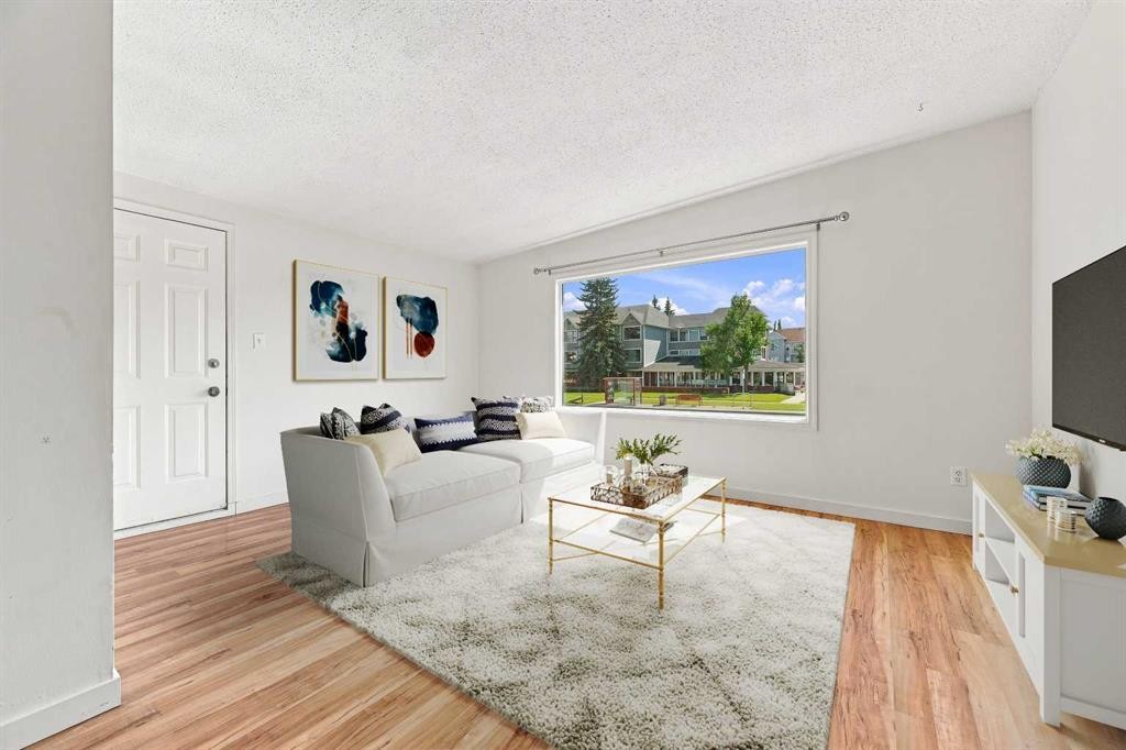 2-7734 Bowness Road Nw, Calgary, AB - Indoor Photo Showing Living Room