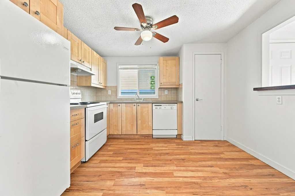 2-7734 Bowness Road Nw, Calgary, AB - Indoor Photo Showing Kitchen
