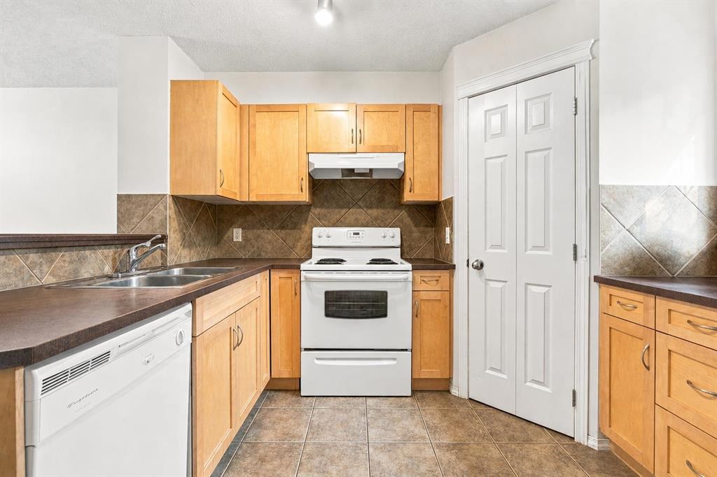 106 Panamount Drive Nw, Calgary, AB - Indoor Photo Showing Kitchen With Double Sink