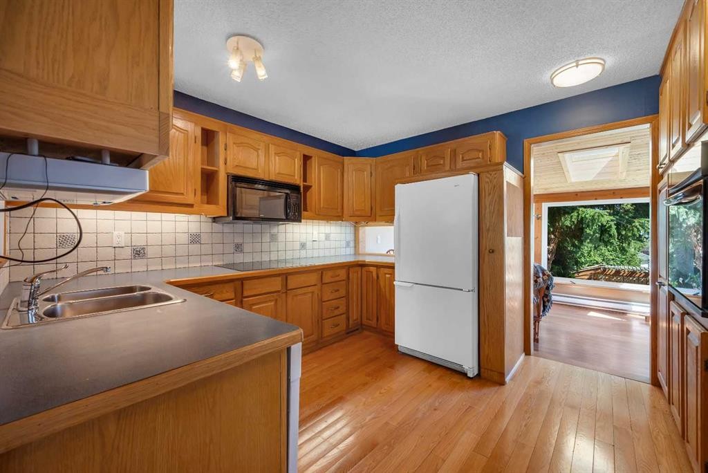 124 Macewan Drive Nw, Calgary, AB - Indoor Photo Showing Kitchen With Double Sink