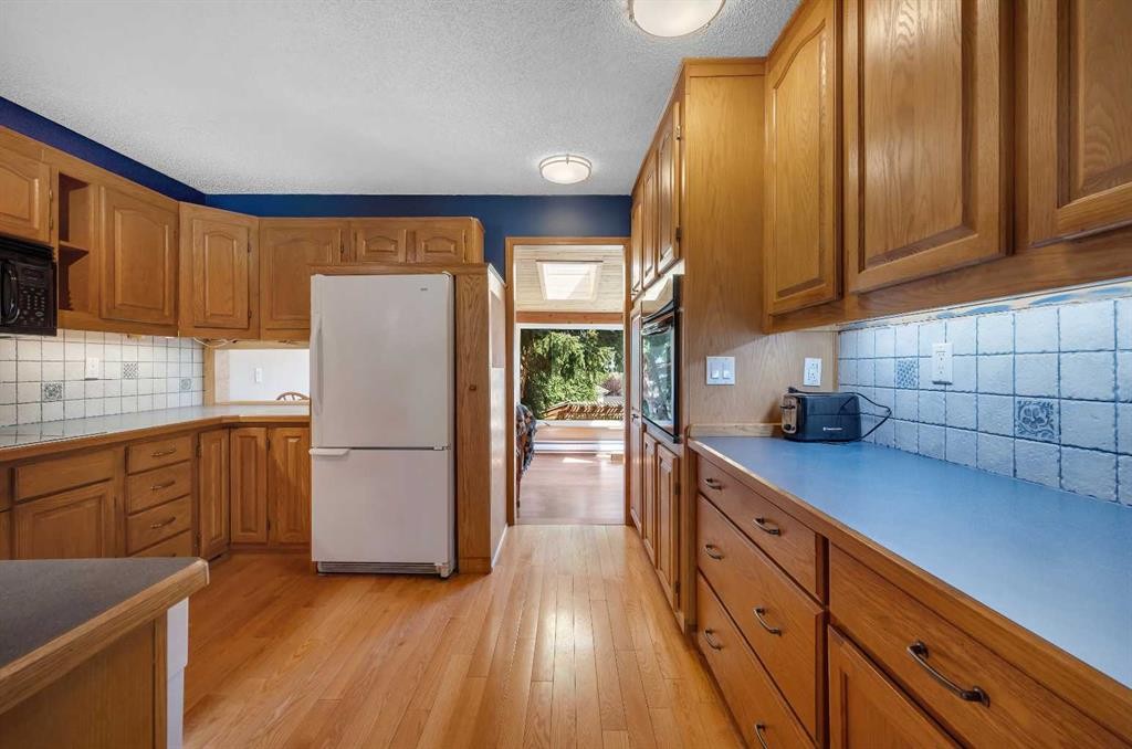 124 Macewan Drive Nw, Calgary, AB - Indoor Photo Showing Kitchen