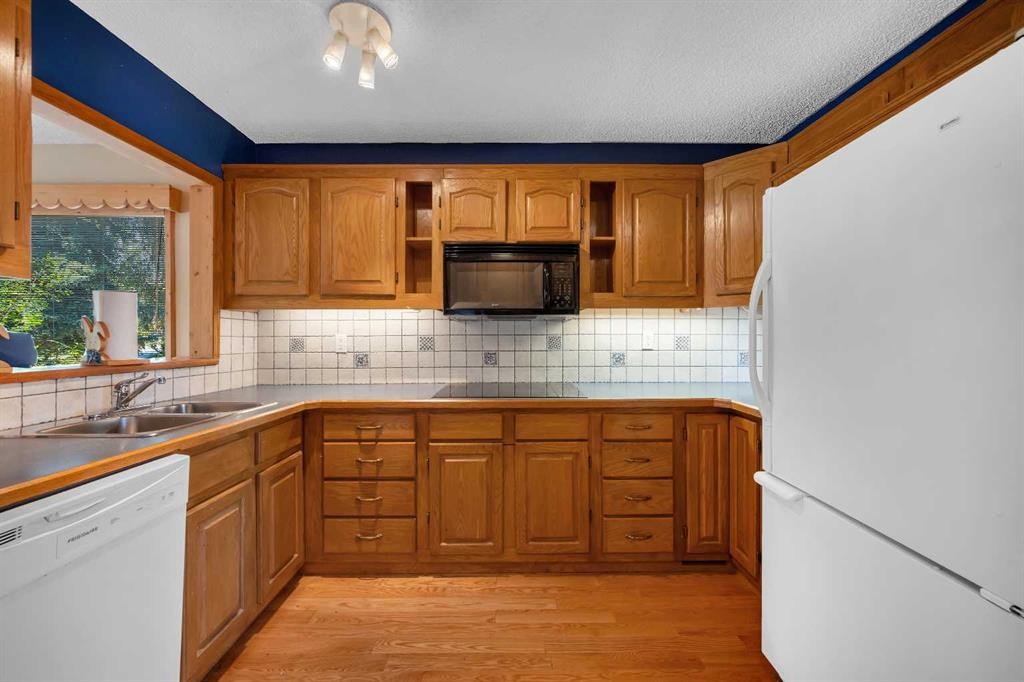 124 Macewan Drive Nw, Calgary, AB - Indoor Photo Showing Kitchen With Double Sink