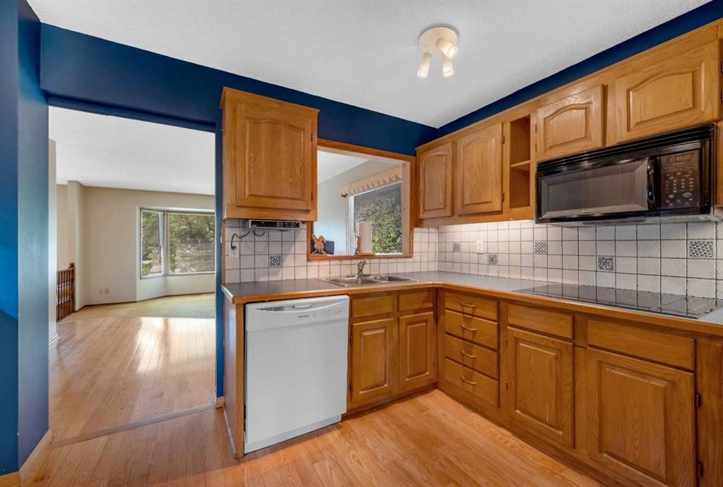 124 Macewan Drive Nw, Calgary, AB - Indoor Photo Showing Kitchen With Double Sink