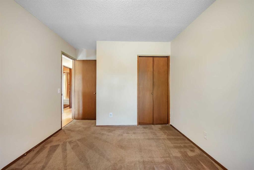 124 Macewan Drive Nw, Calgary, AB - Indoor Photo Showing Other Room